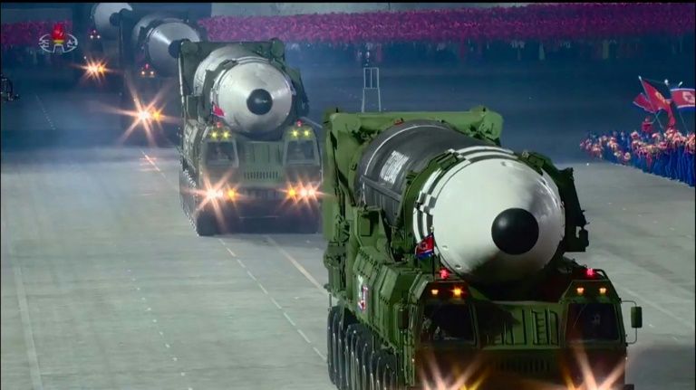 La Corée du Nord dévoile un missile intercontinental géant lors d'un défilé
