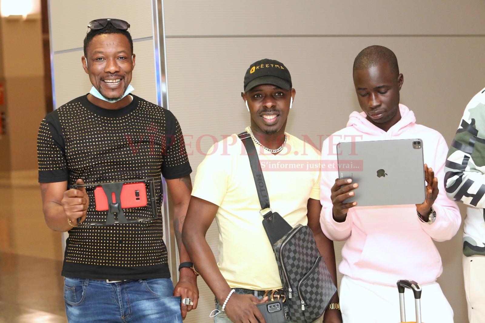 Les premiéres images de Las Vegas fashion, Mo Gate pour accueillir l'artiste Ndiollé Tall et le photographe Gomis à l'aéroport.