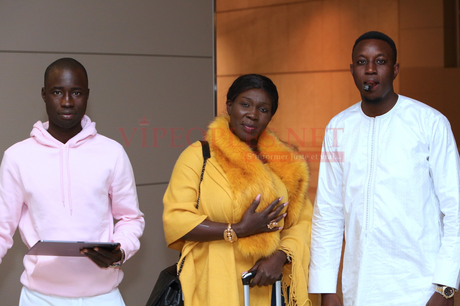 Les premiéres images de Las Vegas fashion, Mo Gate pour accueillir l'artiste Ndiollé Tall et le photographe Gomis à l'aéroport.