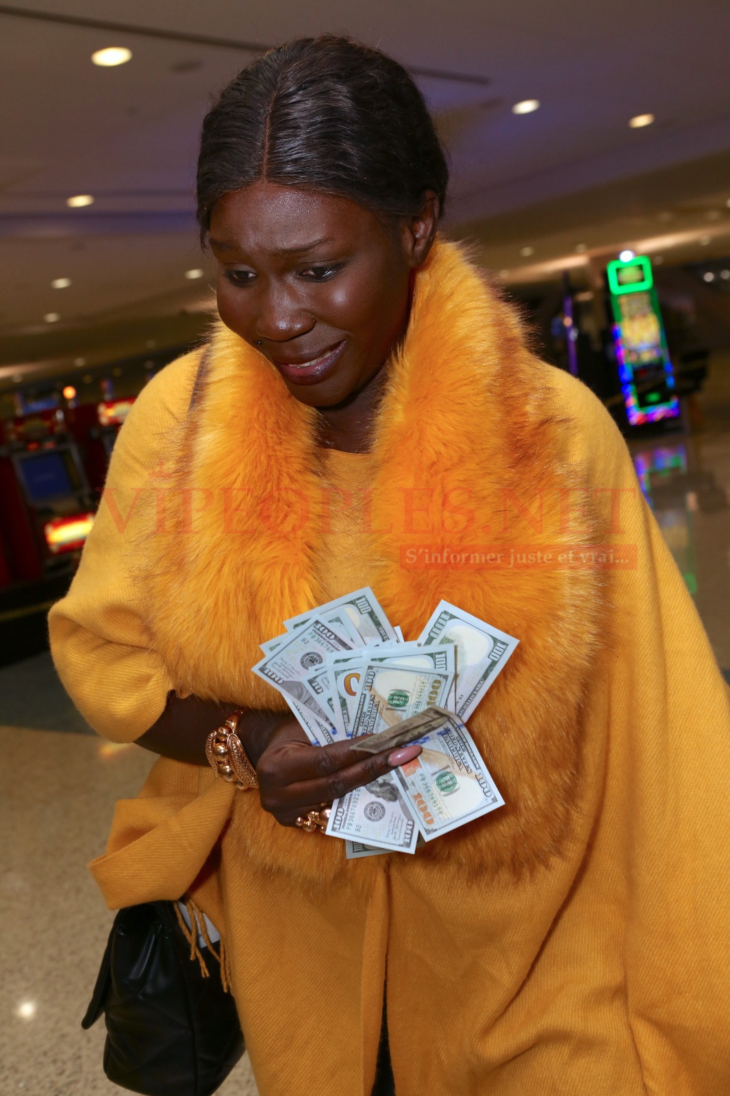 Mo Gate arrose Ndiole Tall de 1500  dollars à sa descente de l'avion à l 'aéroport de Las Vegas