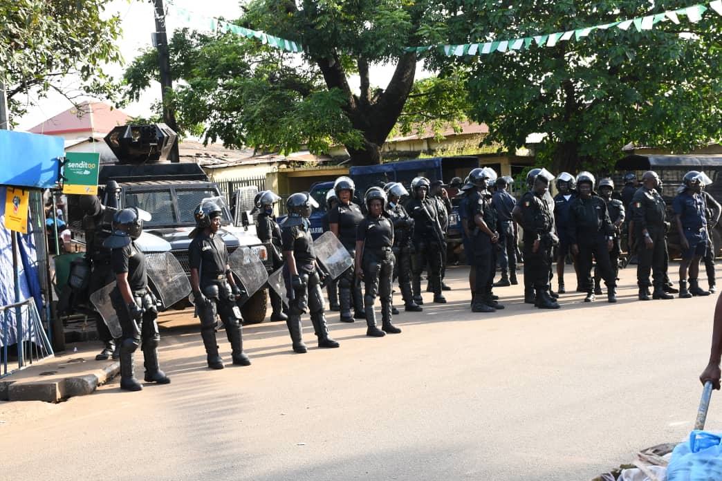 L’armée se déploie aux alentours de la maison de Cellou Dalein DIALLO pour le mettre en quarantaine: Président est confiné