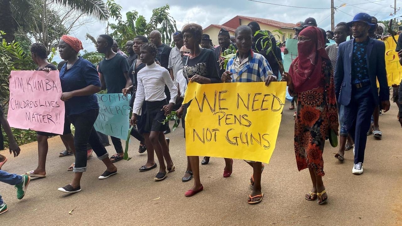 Cameroun anglophone: les 11 enseignants libérés, dernier hommage aux écoliers tués