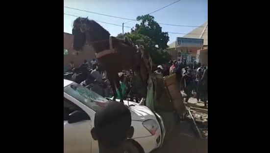 Incroyable Accident Entre Une Charrette Et Une Voiture