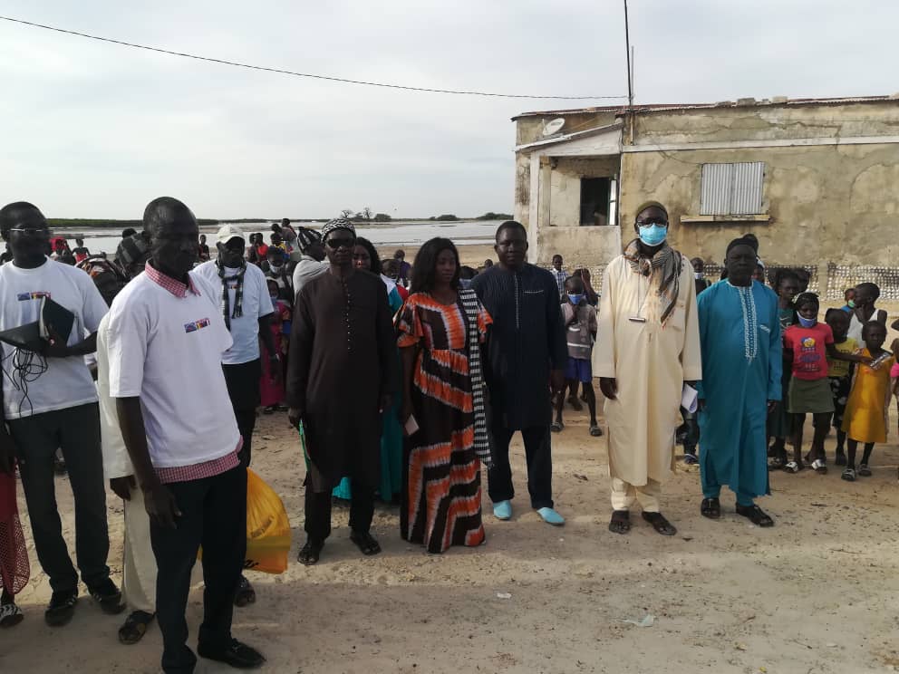 binetou Fall présidente de l'association Niomineka sénégalo-Turballais, en visite dans les écoles dans l'ile du Saloum