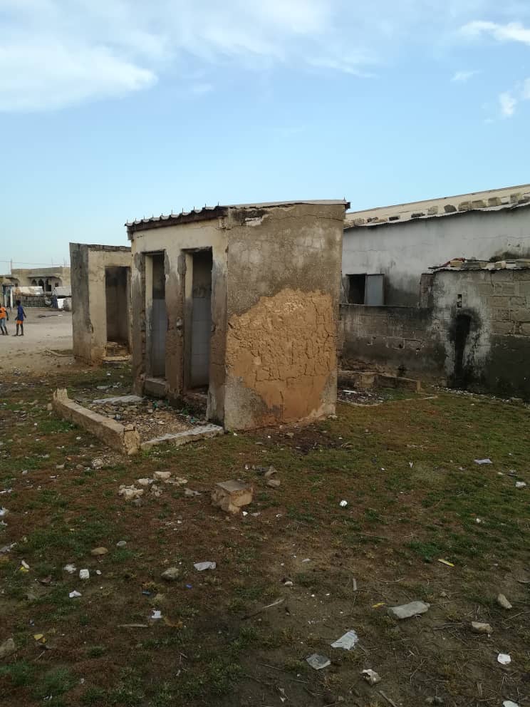 binetou Fall présidente de l'association Niomineka sénégalo-Turballais, en visite dans les écoles dans l'ile du Saloum