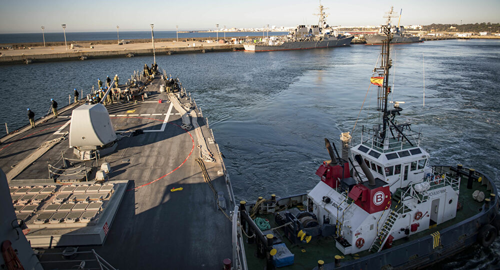 Les forces navales russes surveillent un destroyer américain en mer Noire
