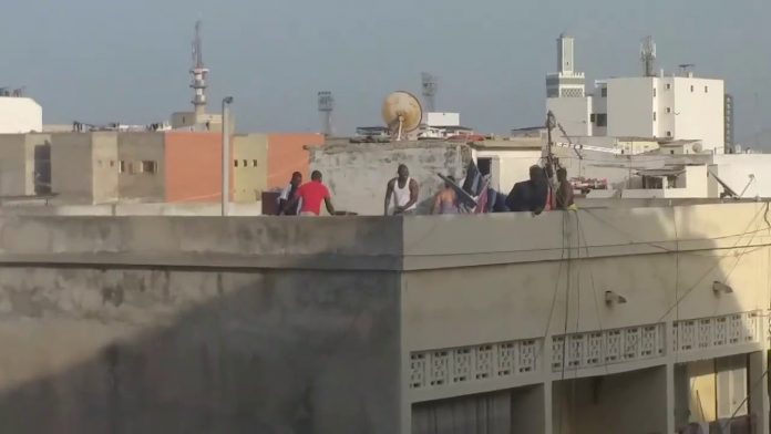 Un voleur grièvement amoché par plusieurs individus sur une terrasse