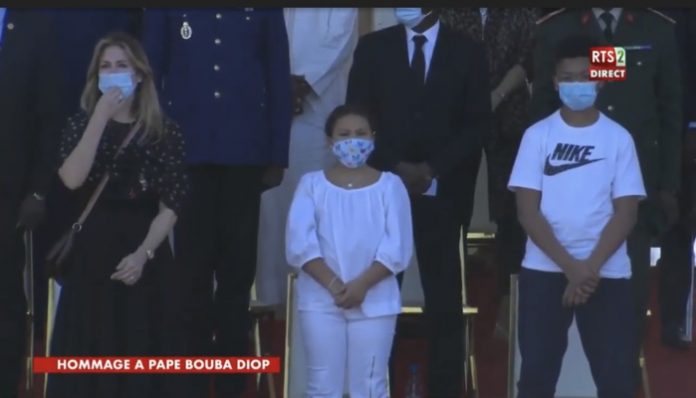 Obsèques nationales de Pape Bouba Diop : Sa veuve Marie Aude et leurs enfants Aron et Awa aux côtés du président Macky Sall.