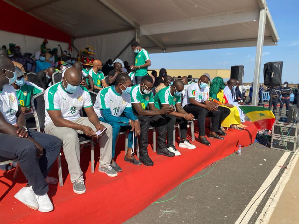 En image: Regardez La dépouille de l’ancien international Pape Bouba Diop sur le tarmac de l’AIBD