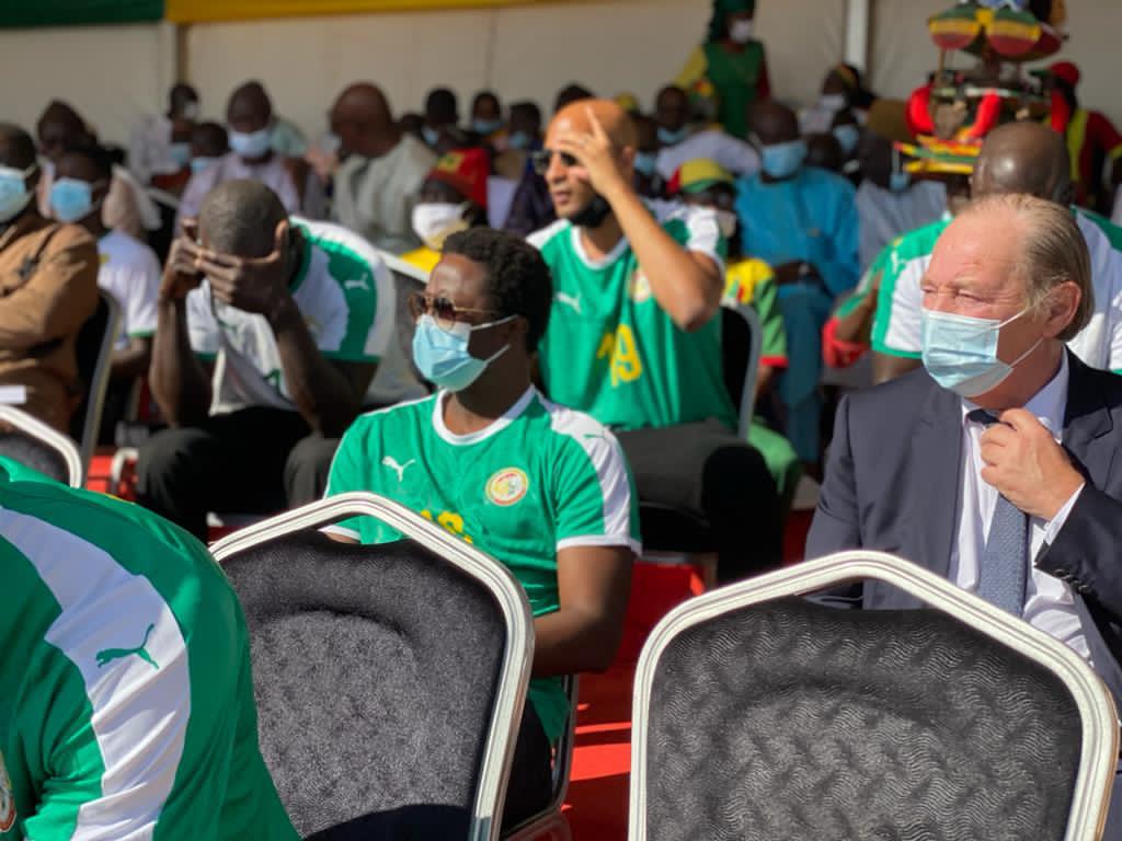 En image: Regardez La dépouille de l’ancien international Pape Bouba Diop sur le tarmac de l’AIBD