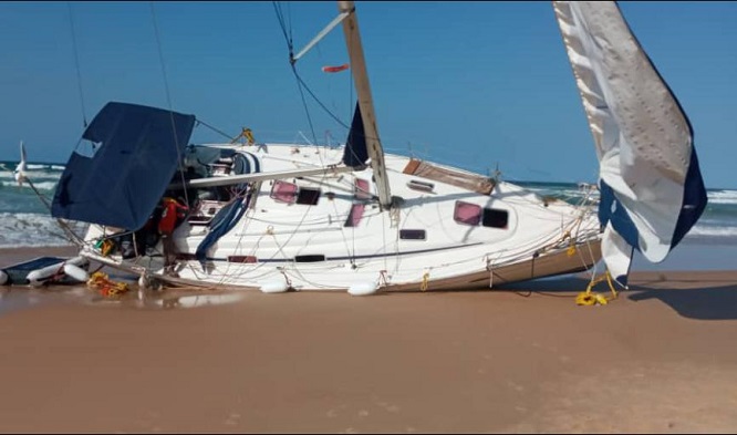 Un voilier échoue sur une plage à Guédiawaye : la police ouvre une enquête