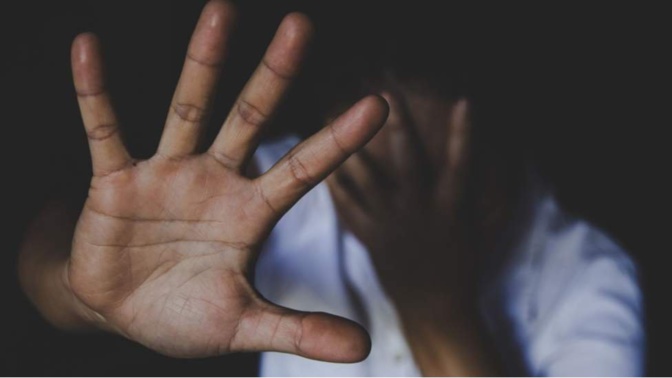 Chambre criminelle: ils attaquent un couple, tuent le mari et se relaient sur la femme