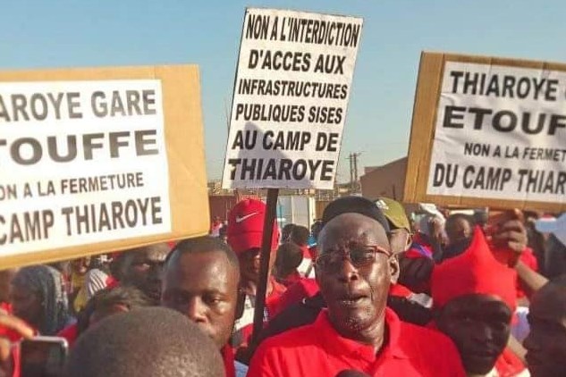 Les voies d’accès au Camp militaire de Thiaroye fermées : le ras-le-bol des conseillers municipaux et populations à Macky Sall