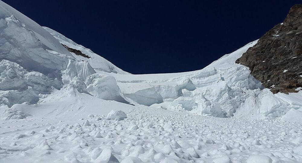 Avalanche mortelle en Espagne: quatre personnes et un bébé coincés dans une voiture sauvés - vidéo