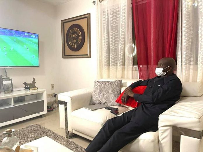 Couvre-feu: A 21h, Aly Ngouille Ndiaye relax sur son canapé en regardant son match (photos)
