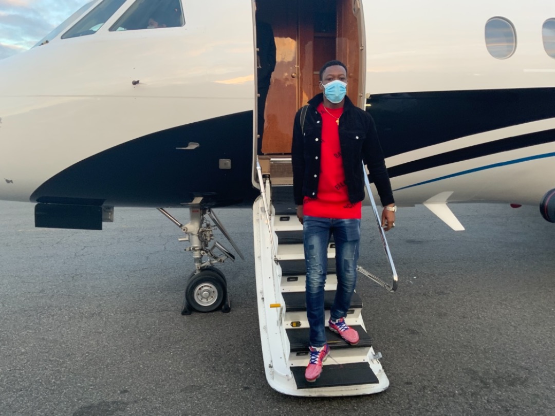 Les images de l arrives de Mo Gates qui affrète un jet prive pour ses hôtes a NEW YORK pour son discours de la renaissance