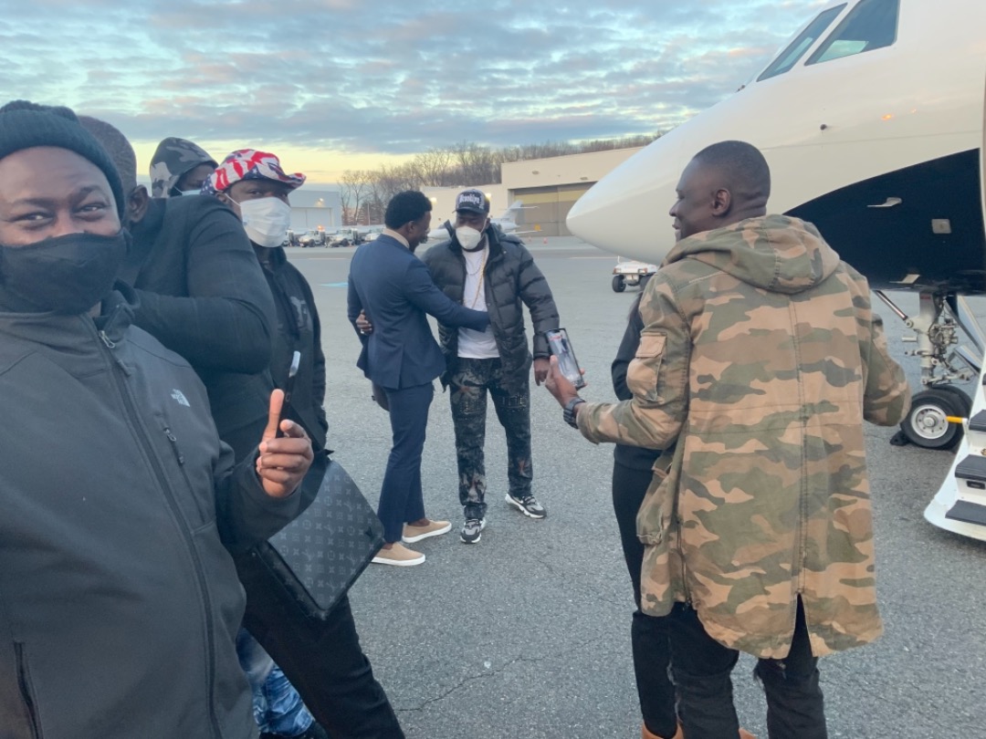 Les images de l arrives de Mo Gates qui affrète un jet prive pour ses hôtes a NEW YORK pour son discours de la renaissance