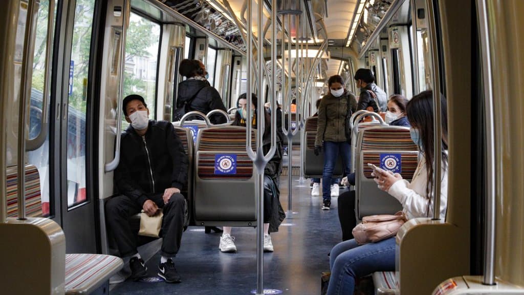 L'Académie de médecine recommande de se taire dans le métro pour ne pas propager le Covid-19