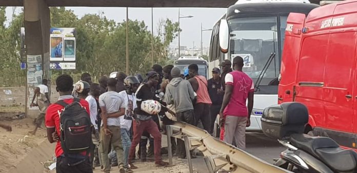 Victime d’un malaise alors qu’il conduisait, le chauffeur d’un bus rempli de passagers provoque un accident