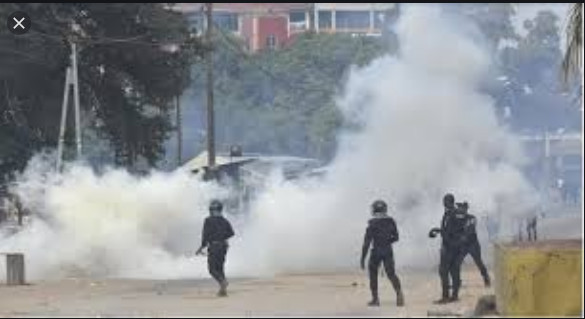 Affrontements au domicile de Sonko: La police disperse les militants à coups de grenades lacrymogènes