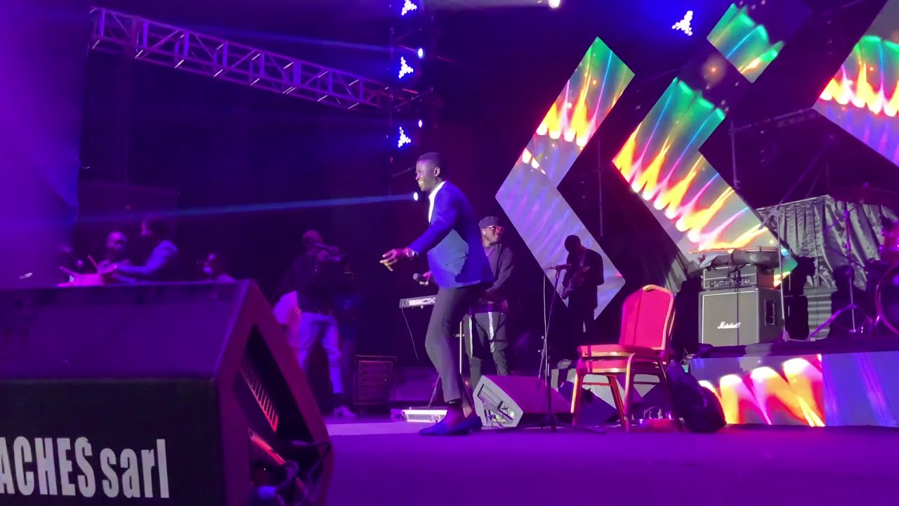 DJ Kheucha de la 2stv dans ses délire sur scène en Gambie ravit la vedette de MC