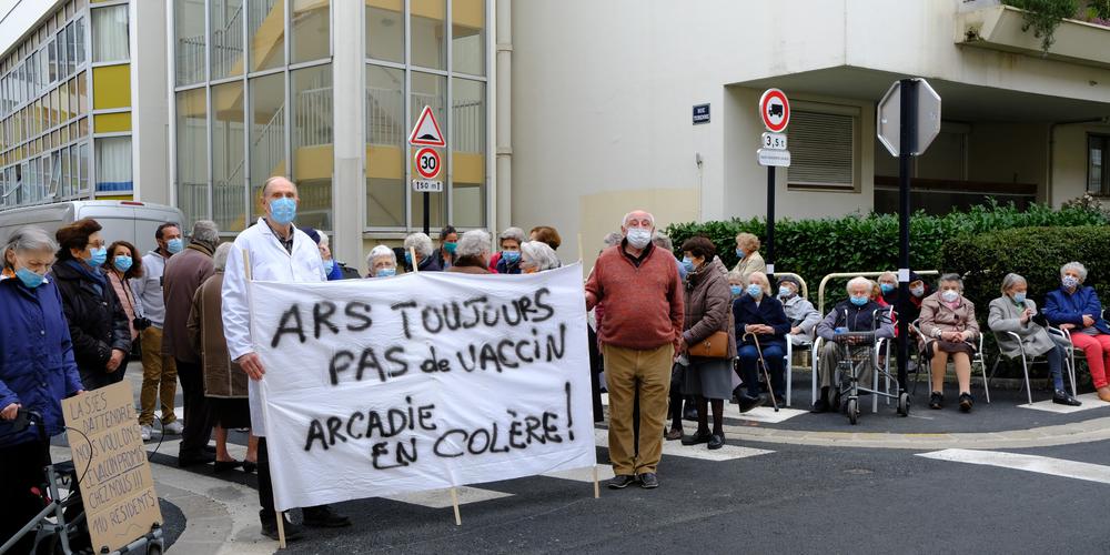 «On veut des vaccins»: des seniors manifestent à Bordeaux – vidéo