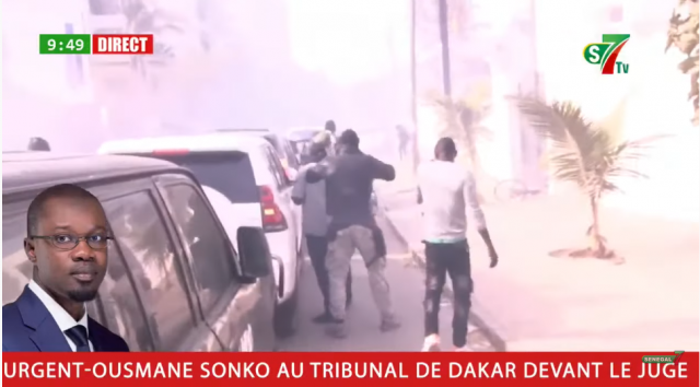 Urgent- Ça chauffe Les Gendarmes dispersent la foule qui accompagne Sonko.
