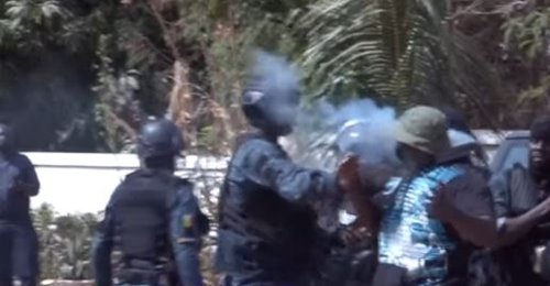 Tr*ste image – Il introduit du gaz lacrymogène sous les vêtements du garde corps de Sonko(Video +Photos )