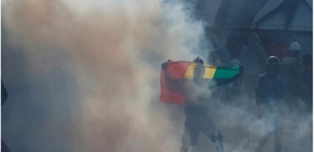 Ucad : Les forces de l’ordre lancent des bombes lacrymogènes sur des étudiants drapés de notre drapeau et chantant l’hymne national