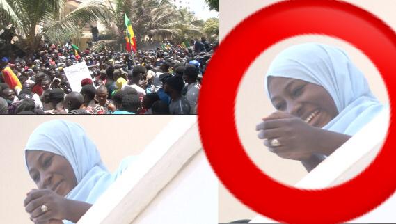 L'épouse d' Ousmane Sonko crie victoire et applaudit les manifestants après le retour de son mari