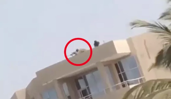 Manifestations au Sénégal: Un sniper aperçu dans un toit avec son arme, prêt à tirer