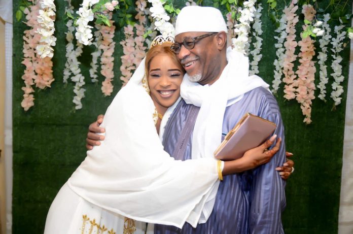 Mariage royal chez le milliardaire Mbackiou Faye, sa petite fille Fatima Ngom s’est pendue hier à la grande mosquée de « Massalikoul Djinan »