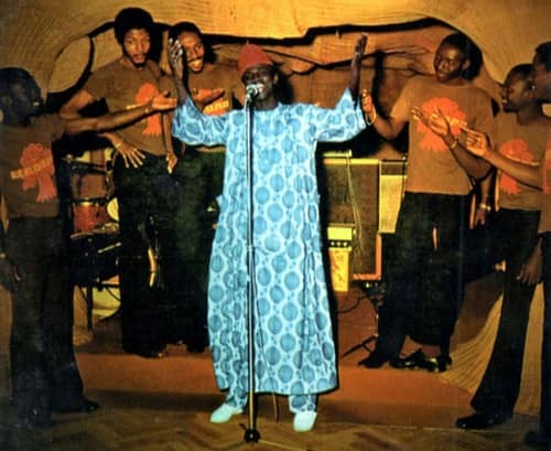 «Thione Ballago SECK (1955-2021) la voix d’or du M’Balax, une musique sénégalaise» par Amadou Bal BA
