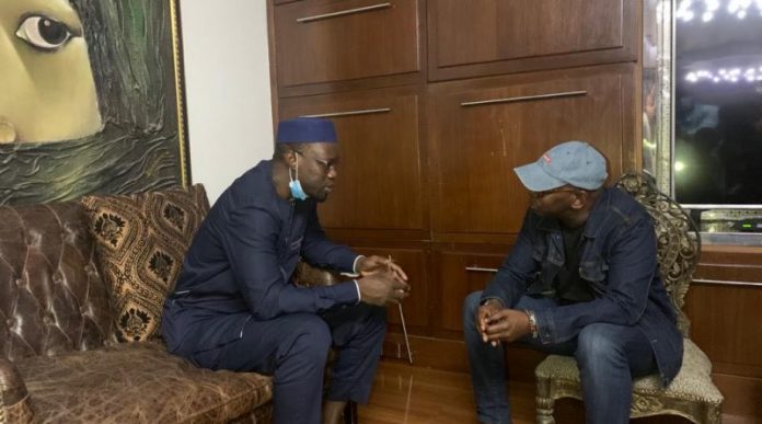 Sonko chez Guirassy : « Je suis aussi venu dire merci à notre mère (maman de Guirassy) qui a beaucoup prié pour moi et la paix dans le pays »