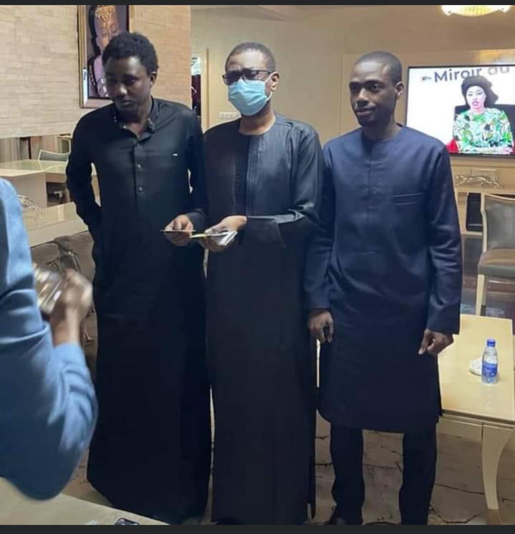 Youssou Ndour et son fils Birane Ndour chez Waly Seck pour présenter leur condoléances.