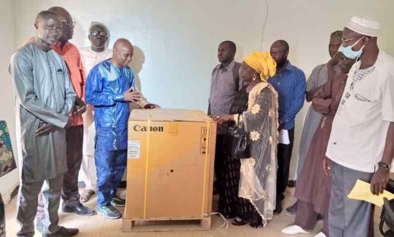 ÉDUCATION : Des anciens du lycée Djinabo offrent une photocopieuse à l’établissement