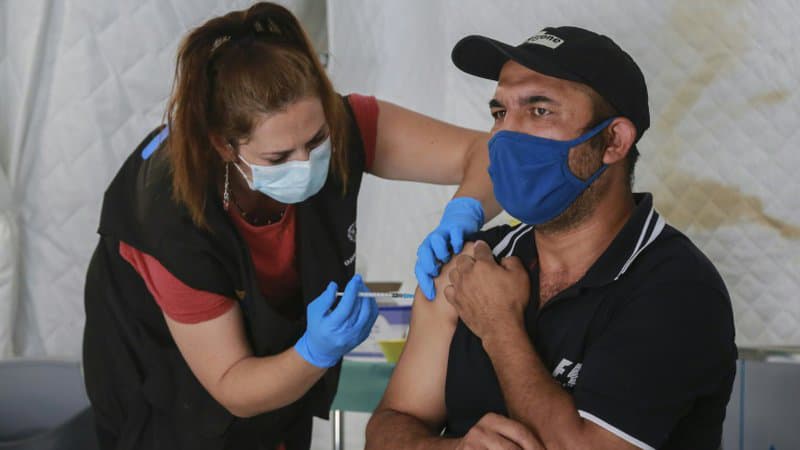 EN DIRECT - Covid-19: plus de 12 millions de Français ont reçu deux injections de vaccin