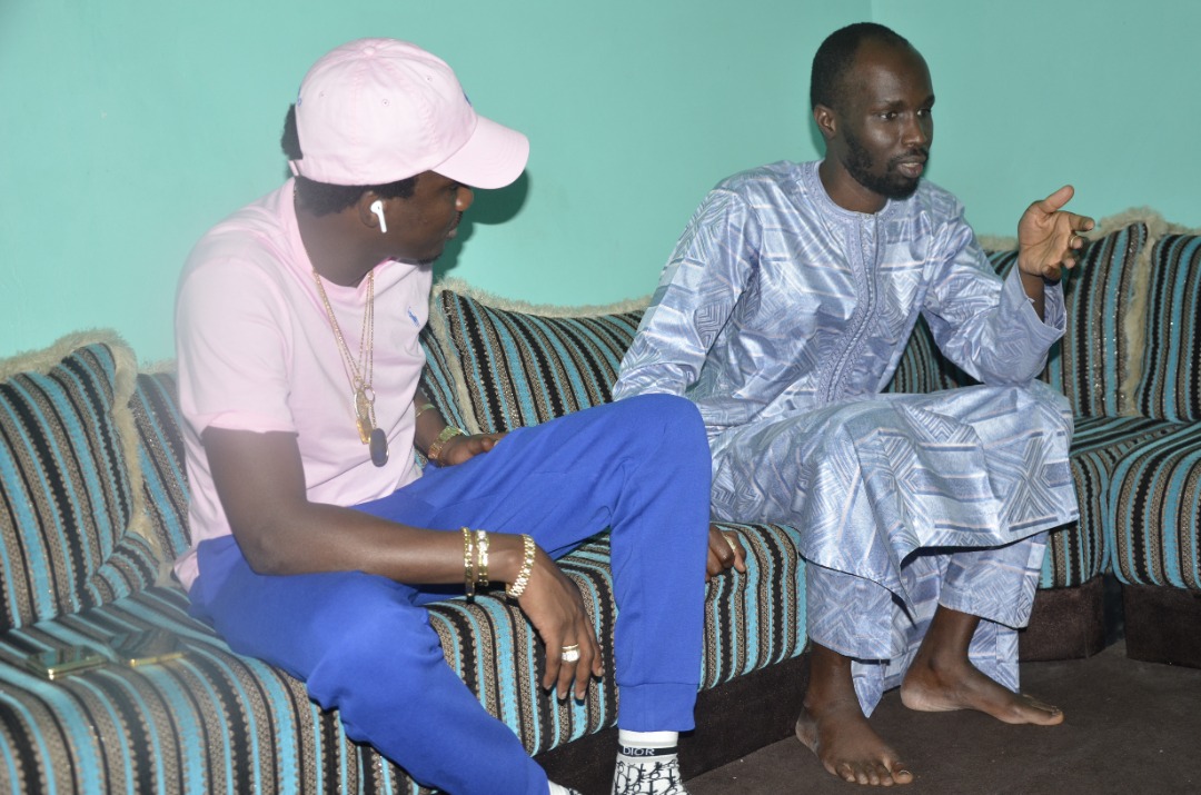 Wally Seck chez Leral TV pour présenter ses condoléances à Dame Dieng suite au rappel à dieu des 3 reporters.
