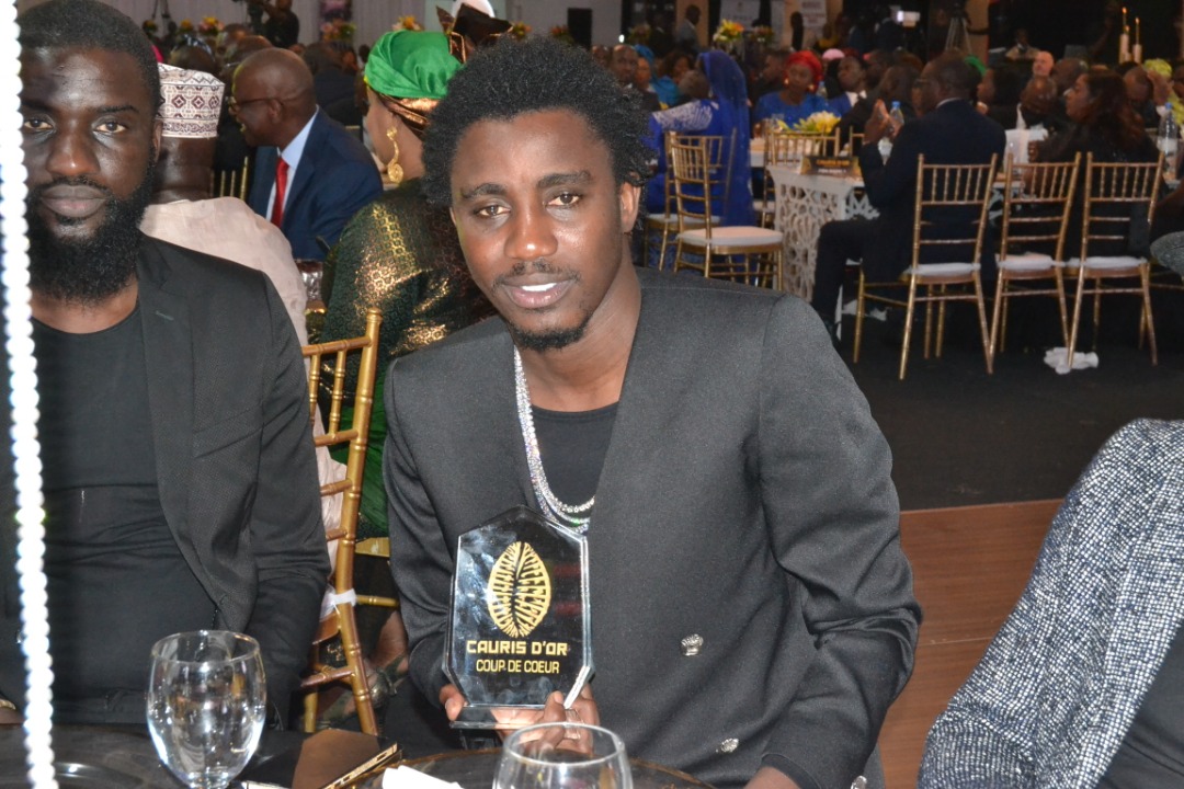 Wally Seck honoré par le président Mbagnick Diop à la soirée des Cauris d'or