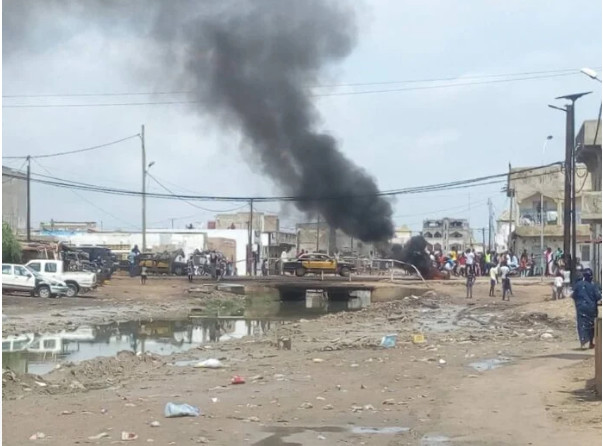 Kaolack: Des manifestants brûlent des pneus et barrent la route