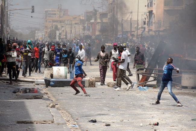 Du Complotisme au Populisme: Les ennemis rampants de la paix sociale au Sénégal