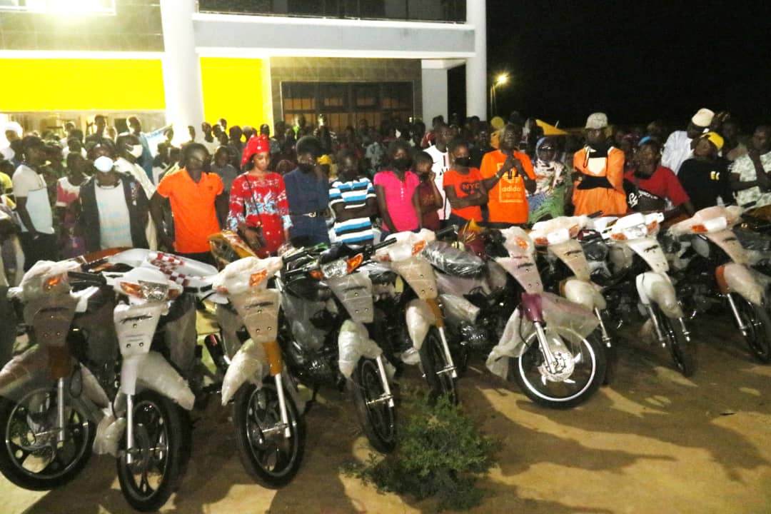 Remise officielle des motos jakartas offerts à la jeunesse de Niandane par Wally Seck lors de son concert du 11 juillet dernier.