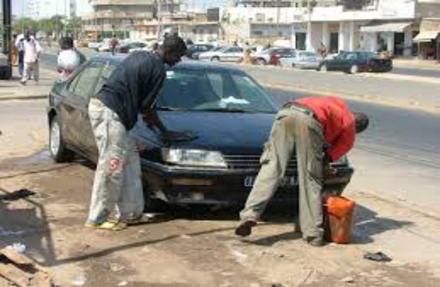 Lavage de voiture : deux jeunes ouvrent le véhicule de leur «client» et disparaissent avec ses deux téléphones portables