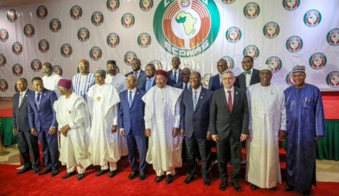Guinée: Les présidents négocient à huis-clos l'exil d'Alpha Condé
