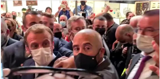 Cible d’une nouvelle attaque : Après « sa » gifle, Macron reçoit un œuf