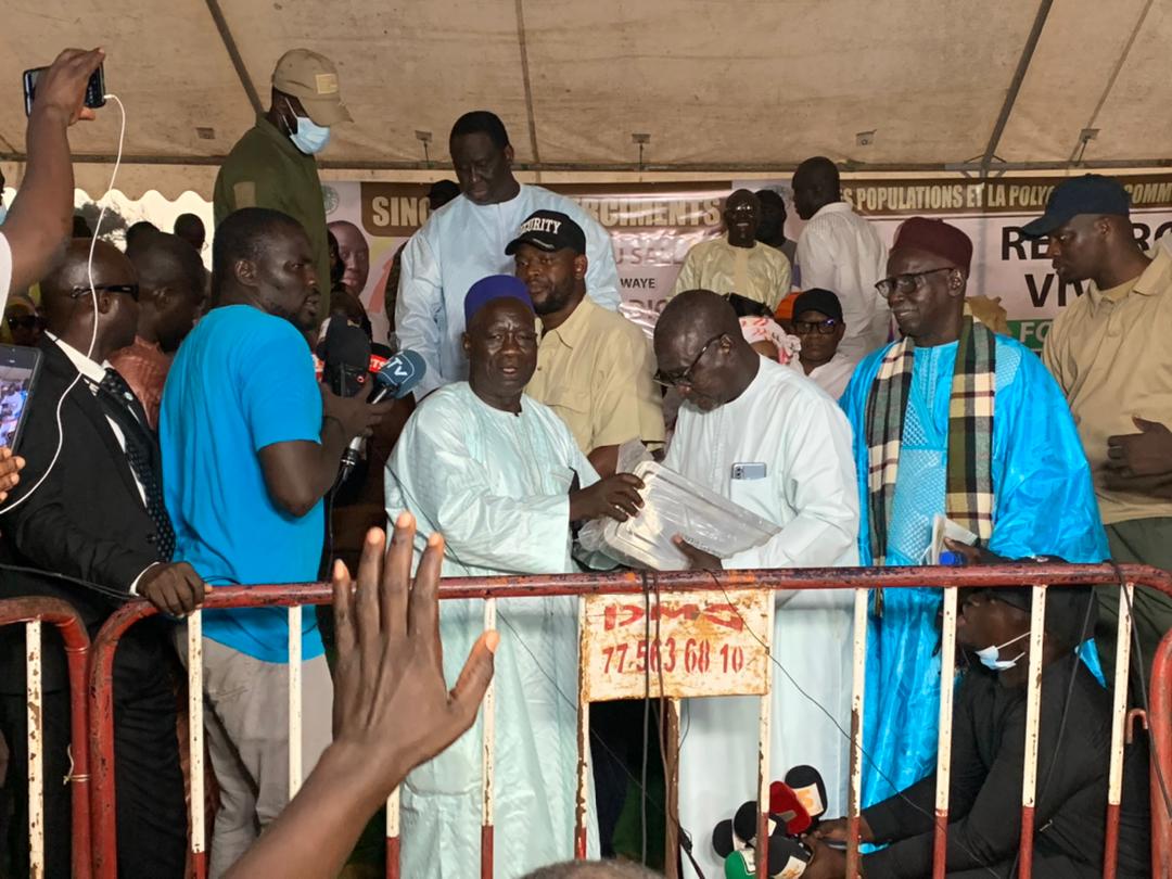 Remise d'une ambulance et un lot de matériel médical à la polyclinique de Golf Sud par M. Lat DIOP.