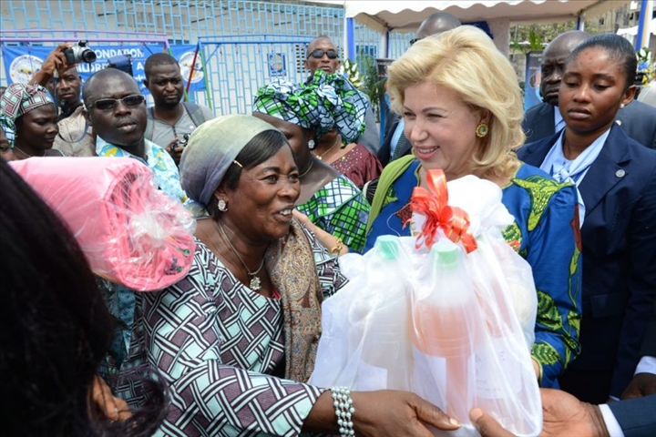 CÖTE D'IVOIRE - La Première Dame, Mme Dominique Ouattara témoigne sa solidarité aux populations de Wassakara