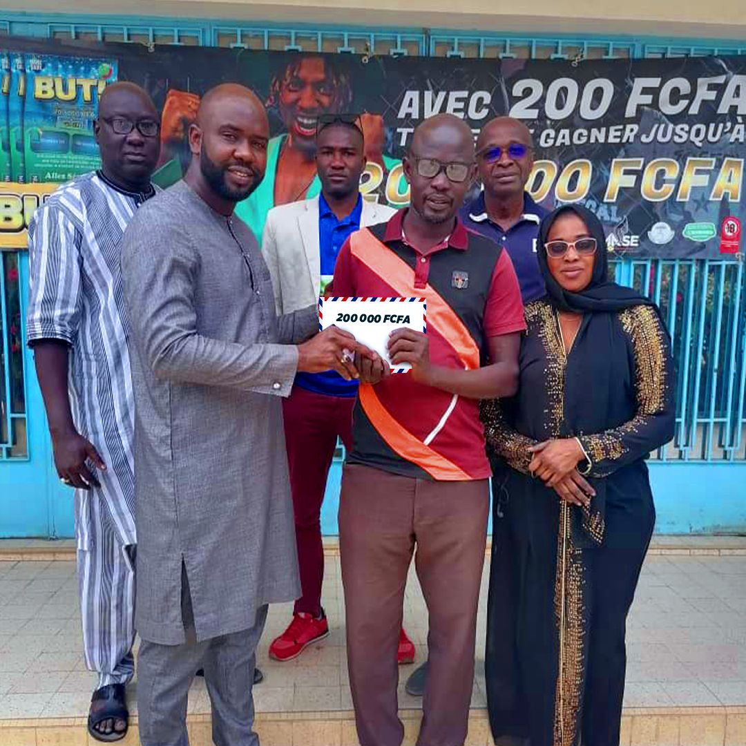 Photos – PMU GRATTAGE «But» : La Lonase dévoile le tout premier gagnant du jeu(200.000 francs) remportés