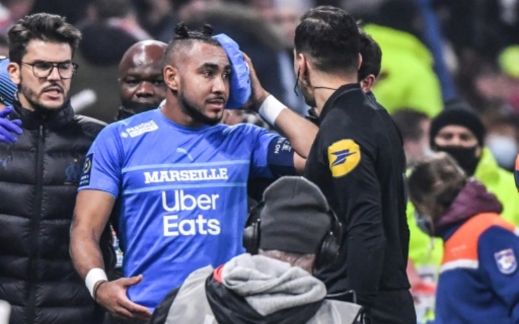 Les matches arrêtés si un arbitre ou un joueur est blessé par un projectile