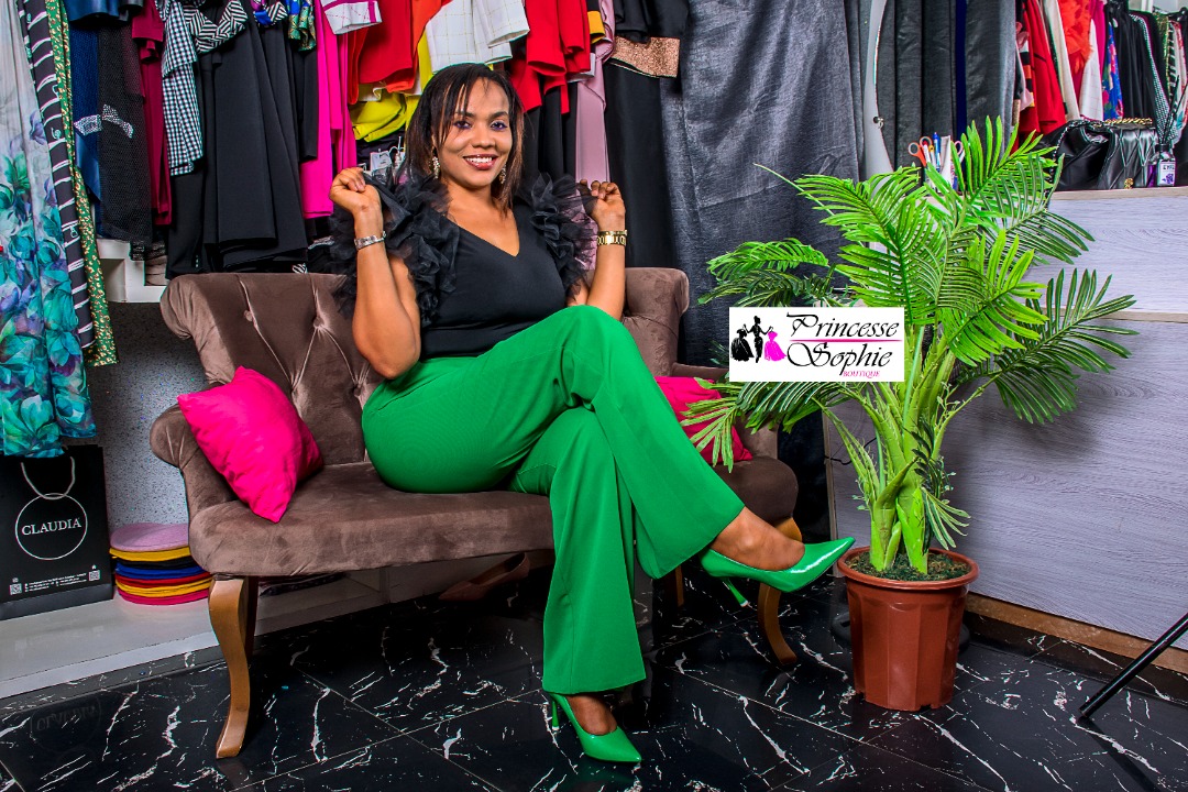 MODE & TENDANCES FIN D'ANNEE: Biba Aidara illumine la toile avec Princesse Sophie Habillement Accessoires VDN CPI en face BMW
